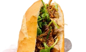 Bánh mì gà xé sốt bơ tỏi