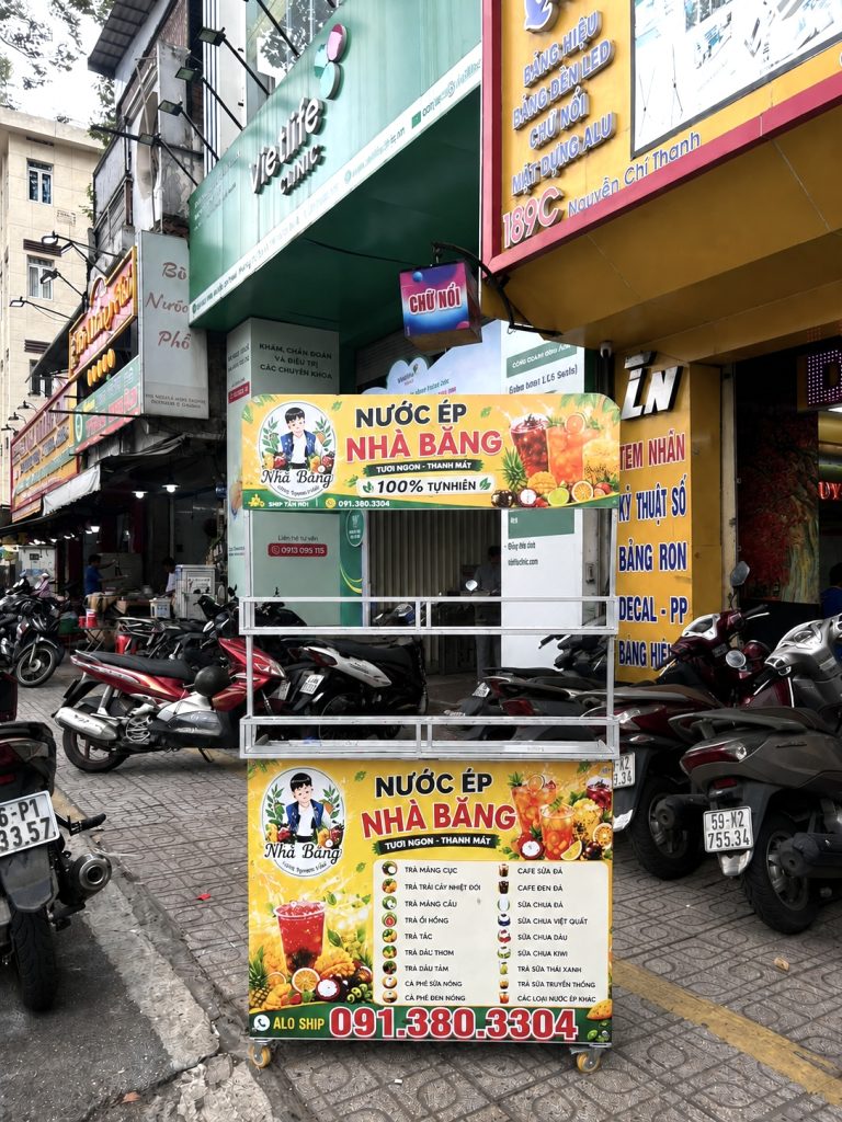 Xe bán nước ép Nhà Bằng
