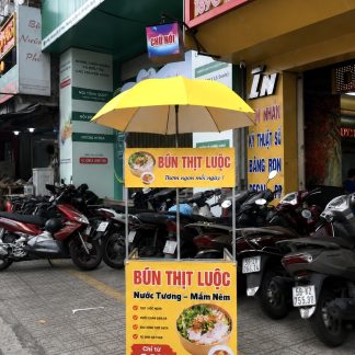 Xe bán bún thịt luộc có dù