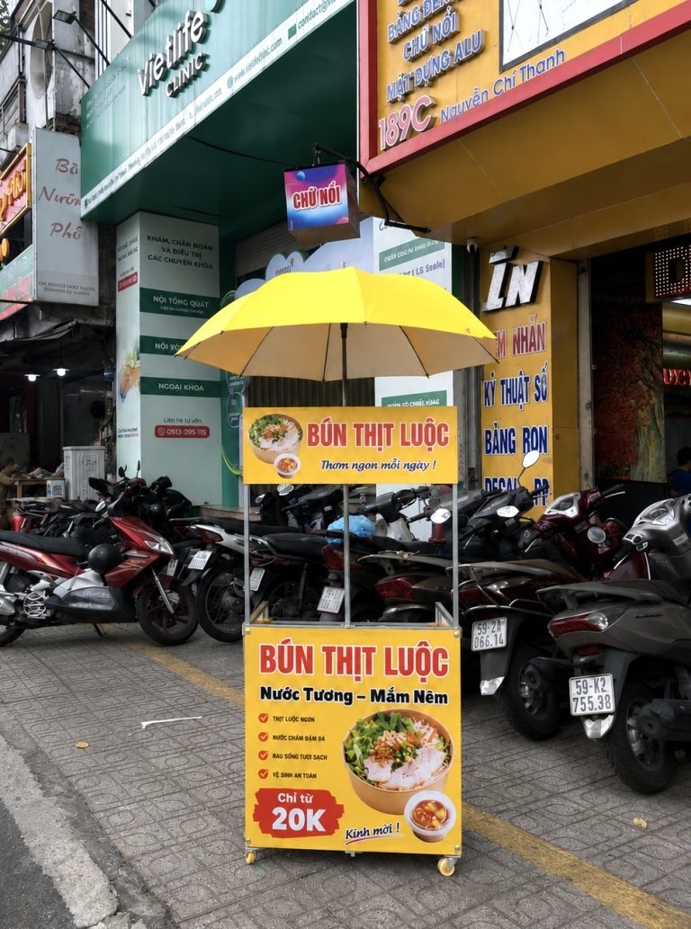 Xe bán bún thịt luộc có dù