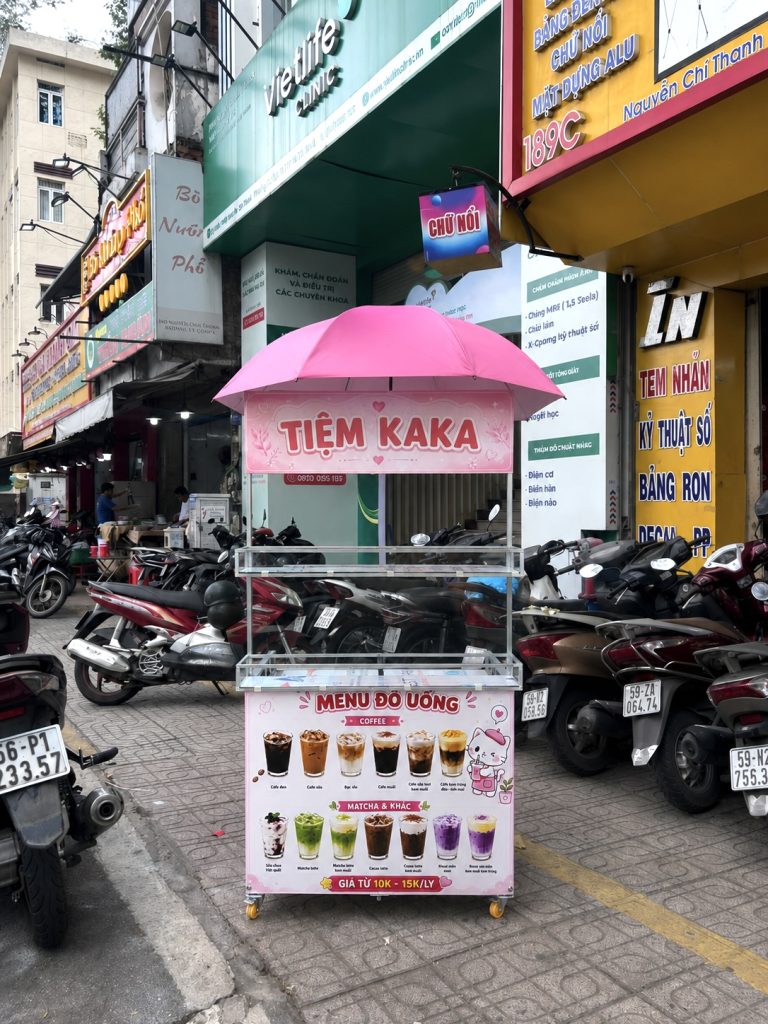 Xe bán đồ uống Tiệm Kaka có dù